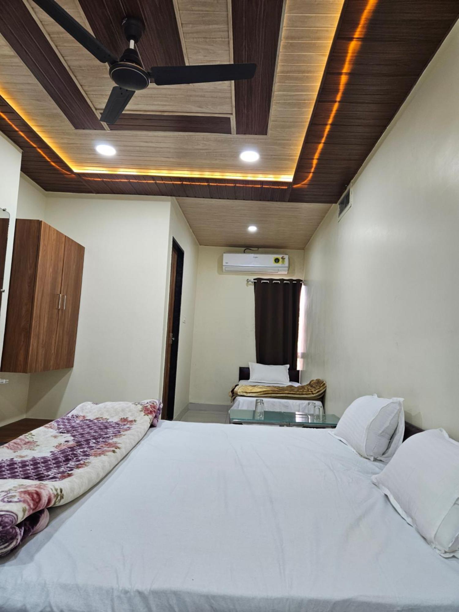 Hotel Shri Shiv Ganga Bhakt Niwas à Ujjain Extérieur photo