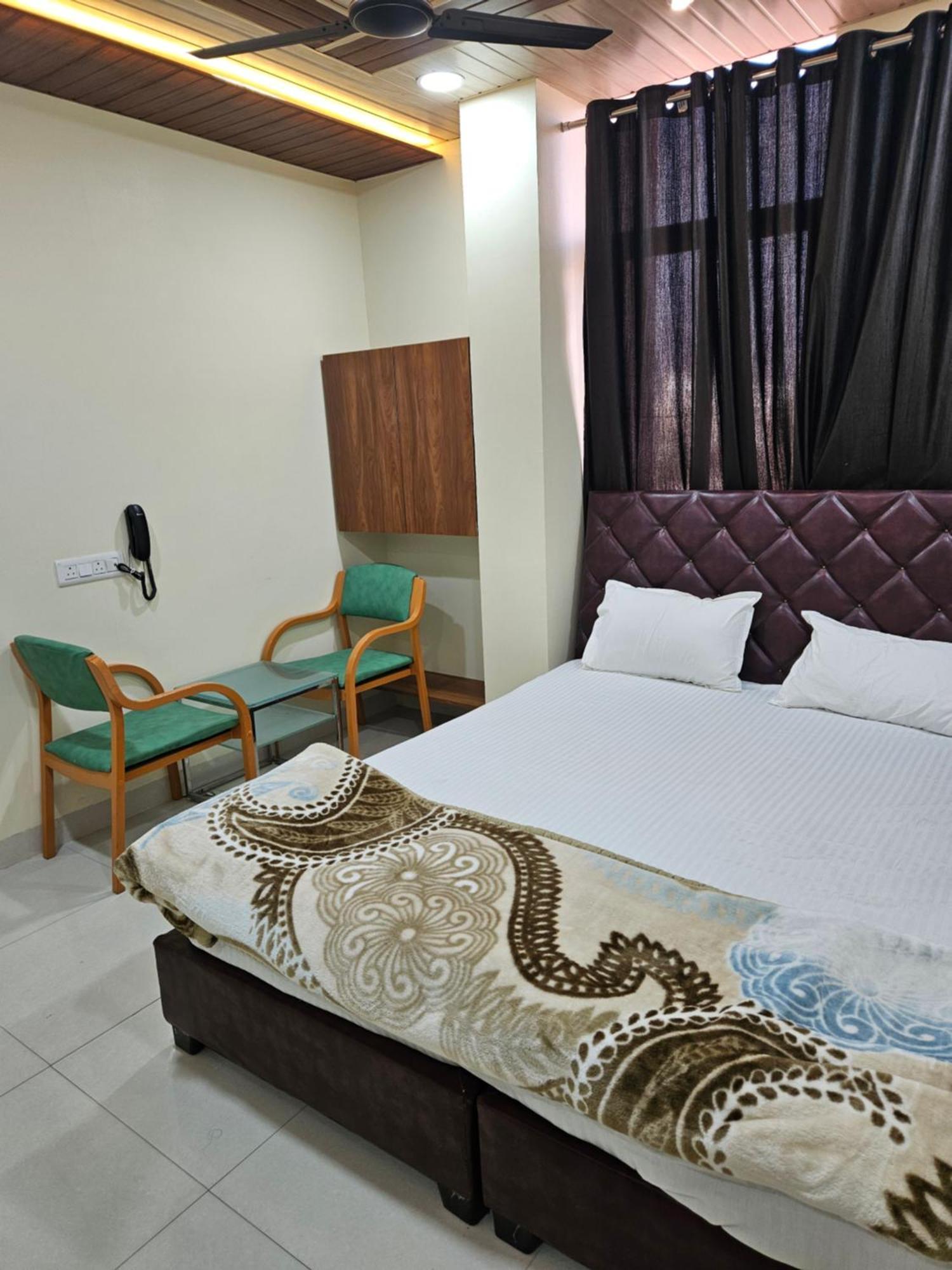 Hotel Shri Shiv Ganga Bhakt Niwas à Ujjain Extérieur photo