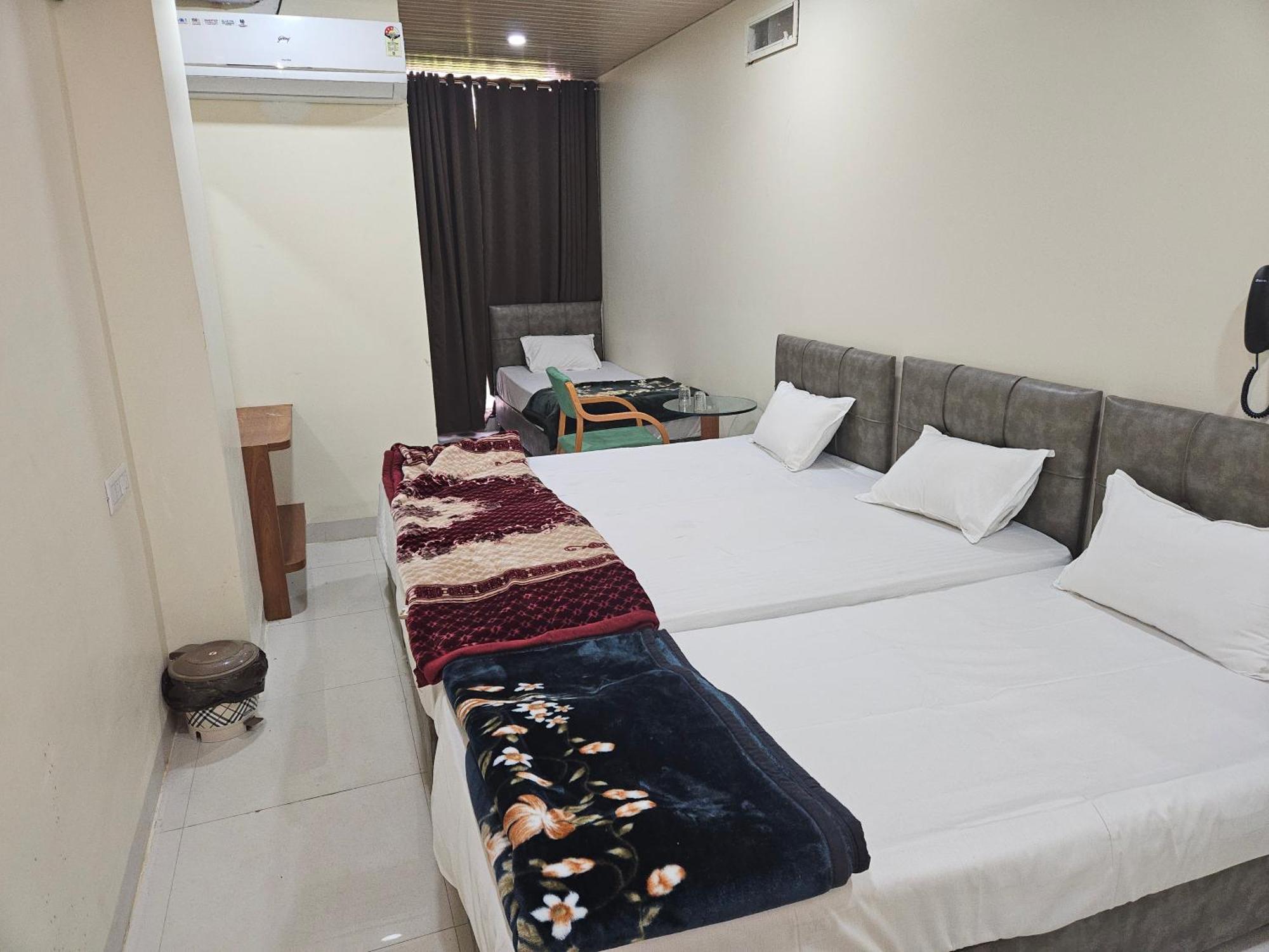 Hotel Shri Shiv Ganga Bhakt Niwas à Ujjain Extérieur photo