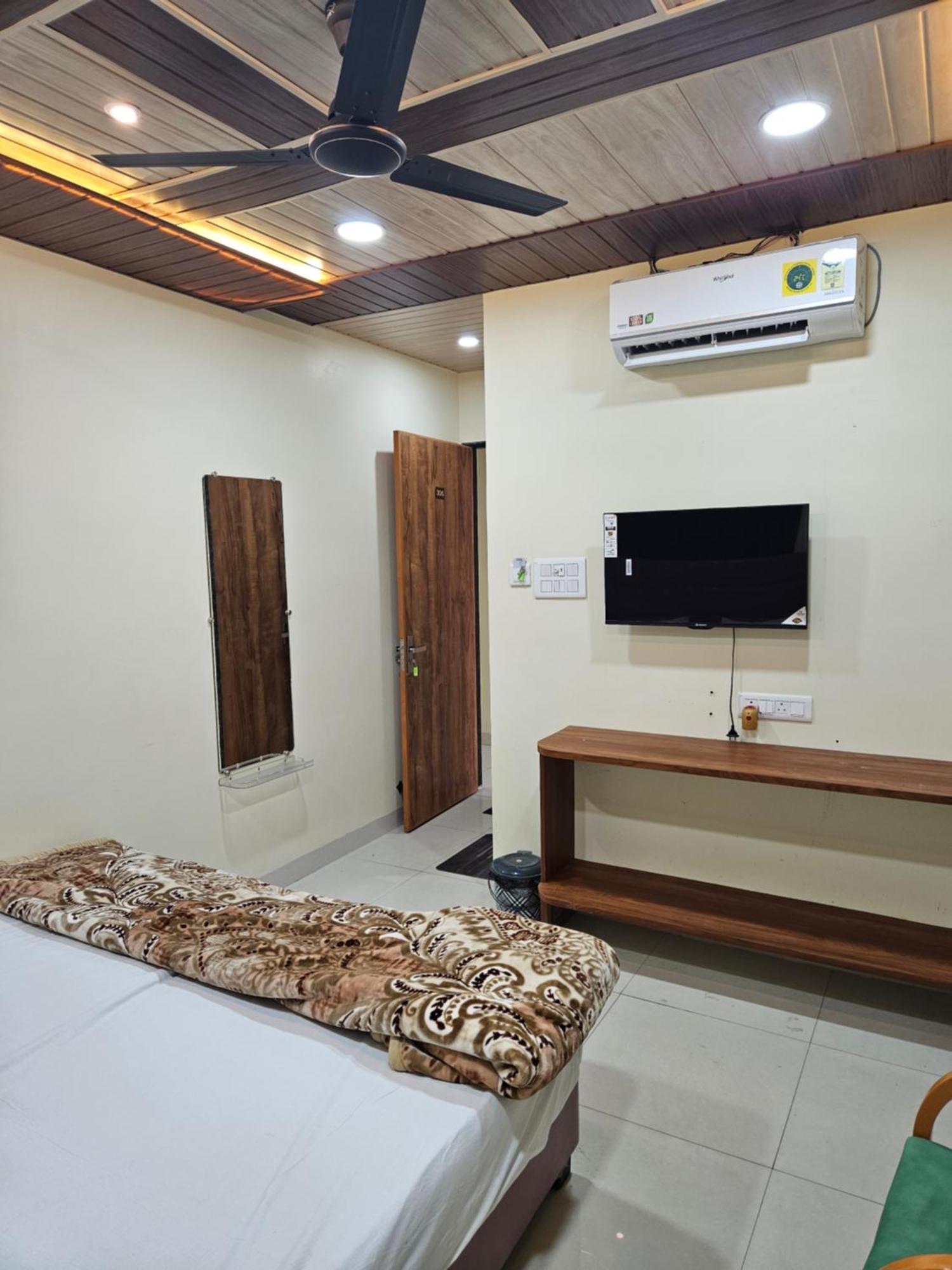 Hotel Shri Shiv Ganga Bhakt Niwas à Ujjain Extérieur photo