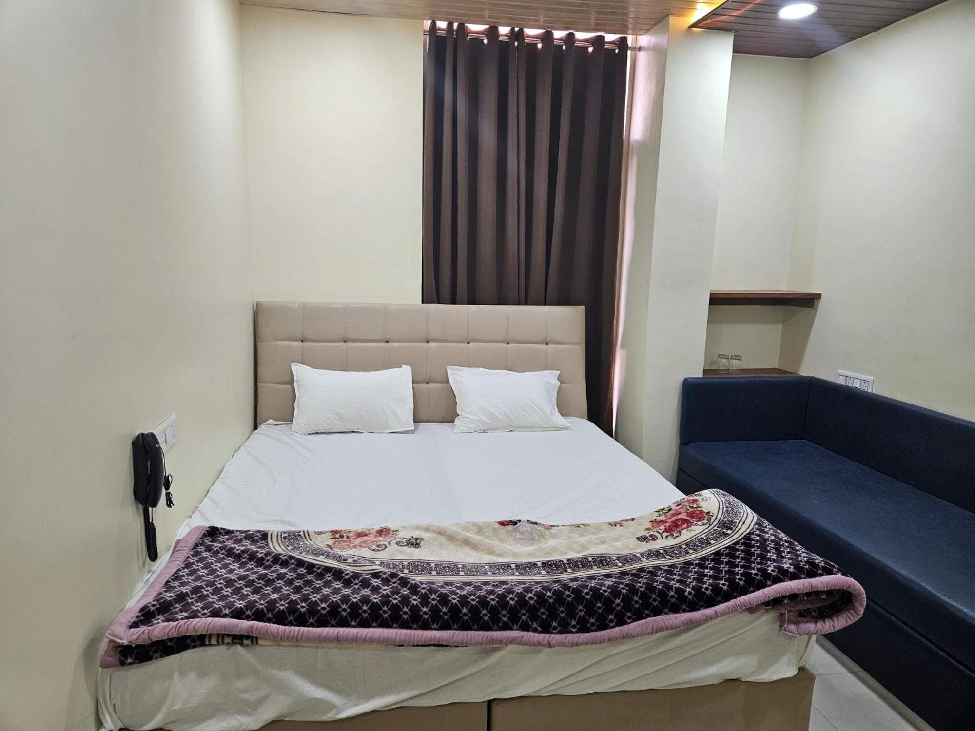 Hotel Shri Shiv Ganga Bhakt Niwas à Ujjain Extérieur photo