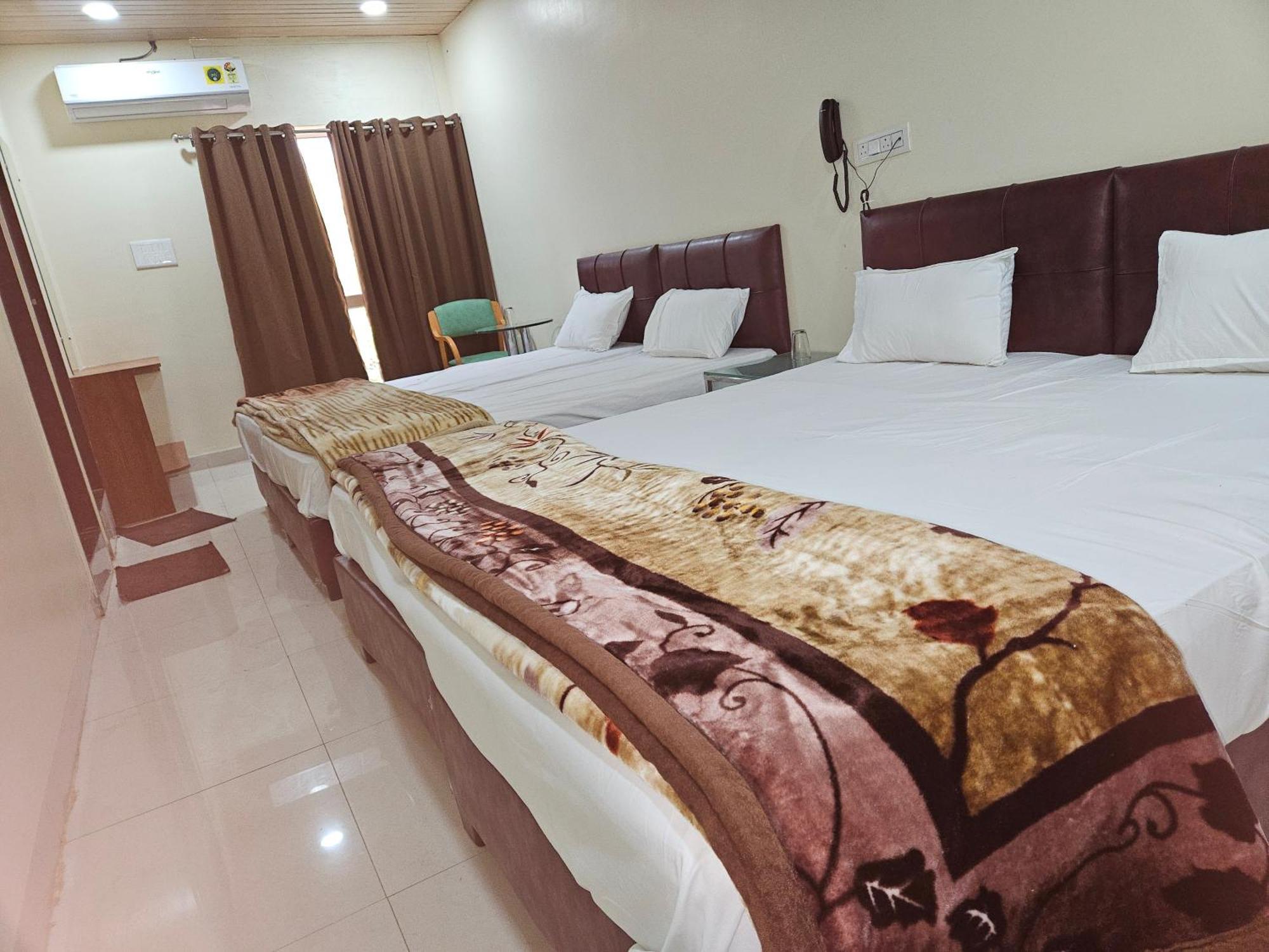 Hotel Shri Shiv Ganga Bhakt Niwas à Ujjain Extérieur photo