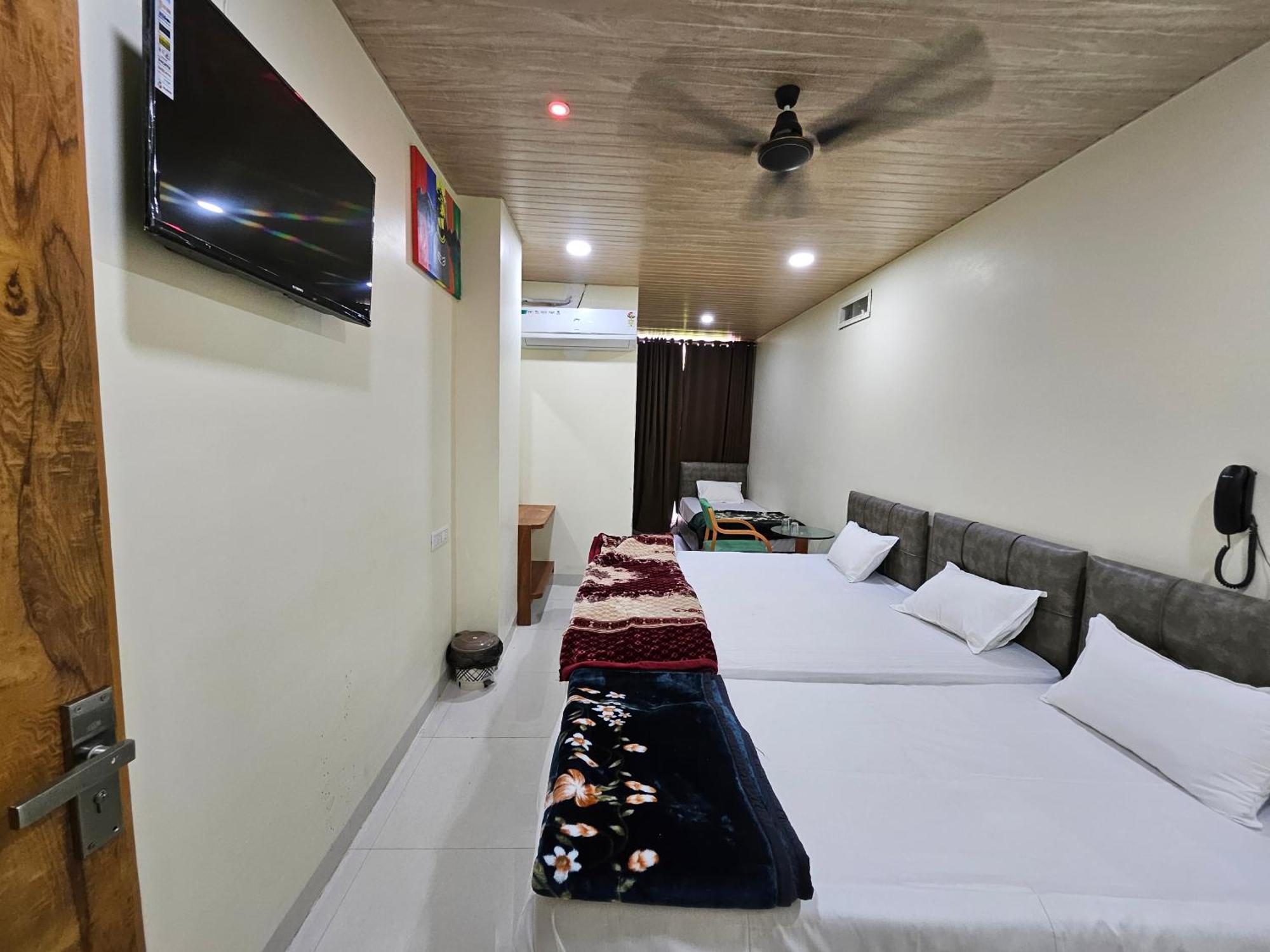 Hotel Shri Shiv Ganga Bhakt Niwas à Ujjain Extérieur photo