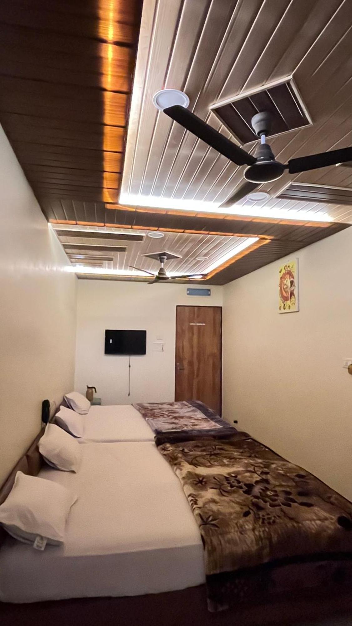 Hotel Shri Shiv Ganga Bhakt Niwas à Ujjain Extérieur photo
