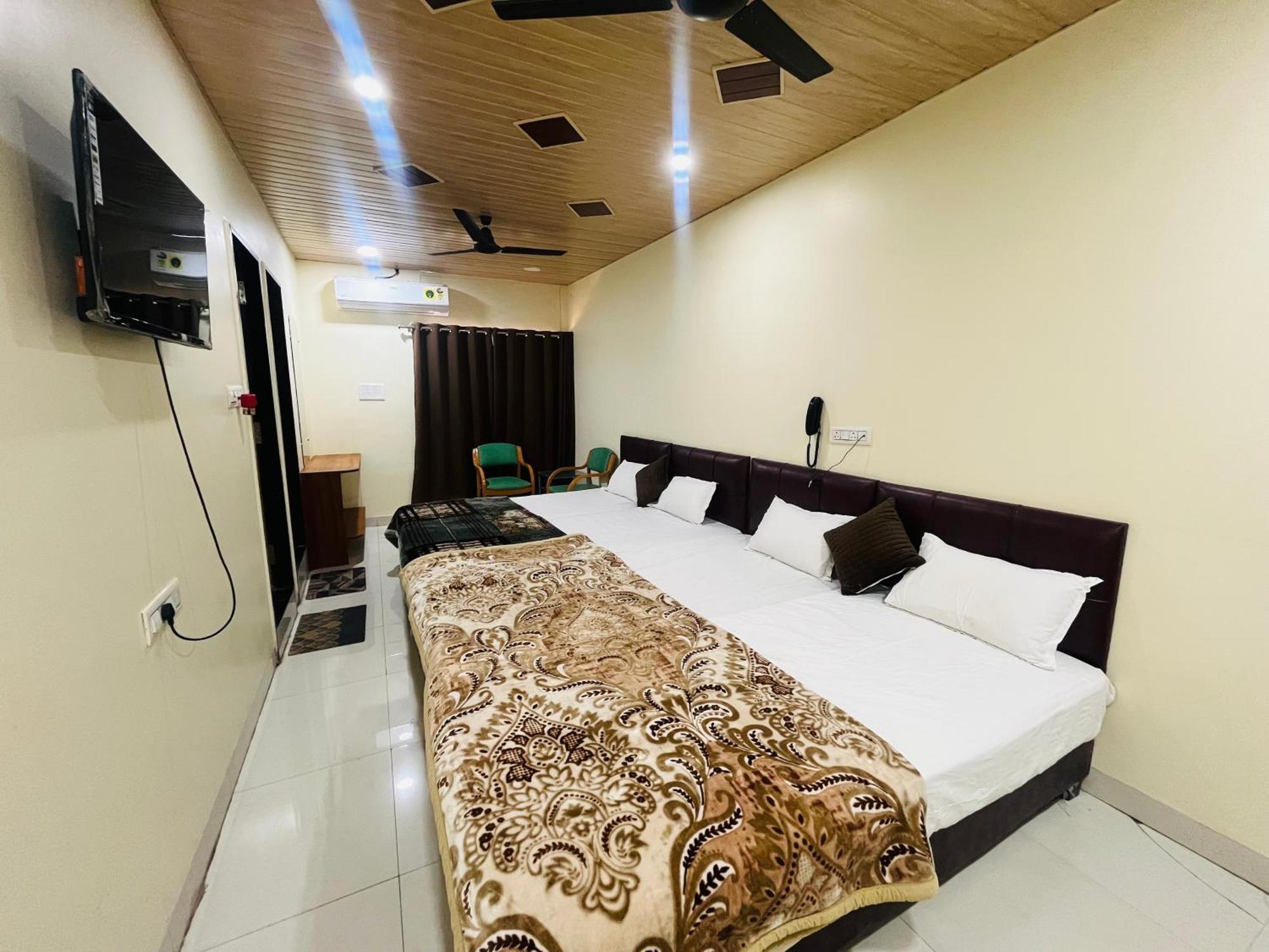 Hotel Shri Shiv Ganga Bhakt Niwas à Ujjain Extérieur photo