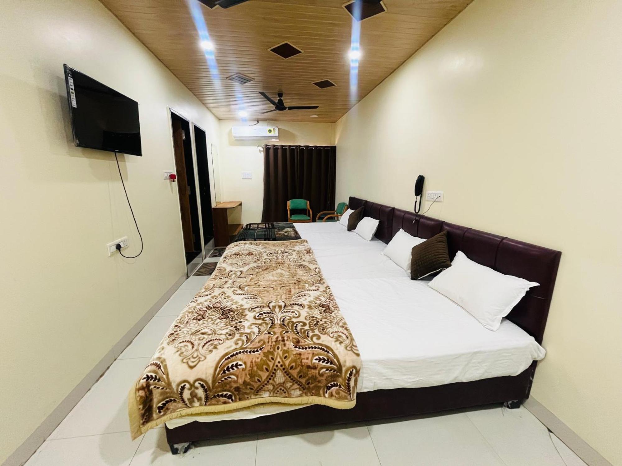 Hotel Shri Shiv Ganga Bhakt Niwas à Ujjain Extérieur photo
