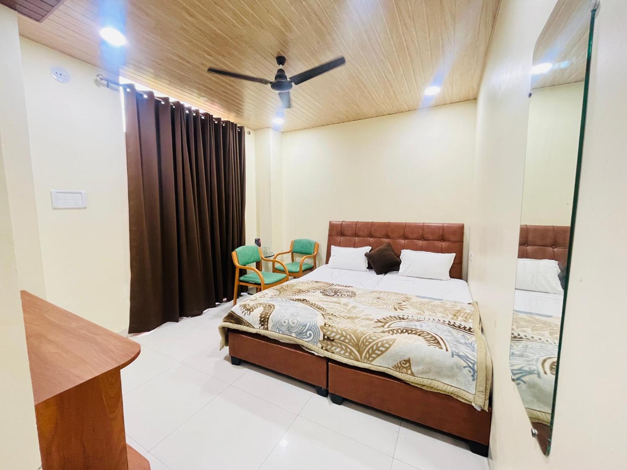 Hotel Shri Shiv Ganga Bhakt Niwas à Ujjain Extérieur photo