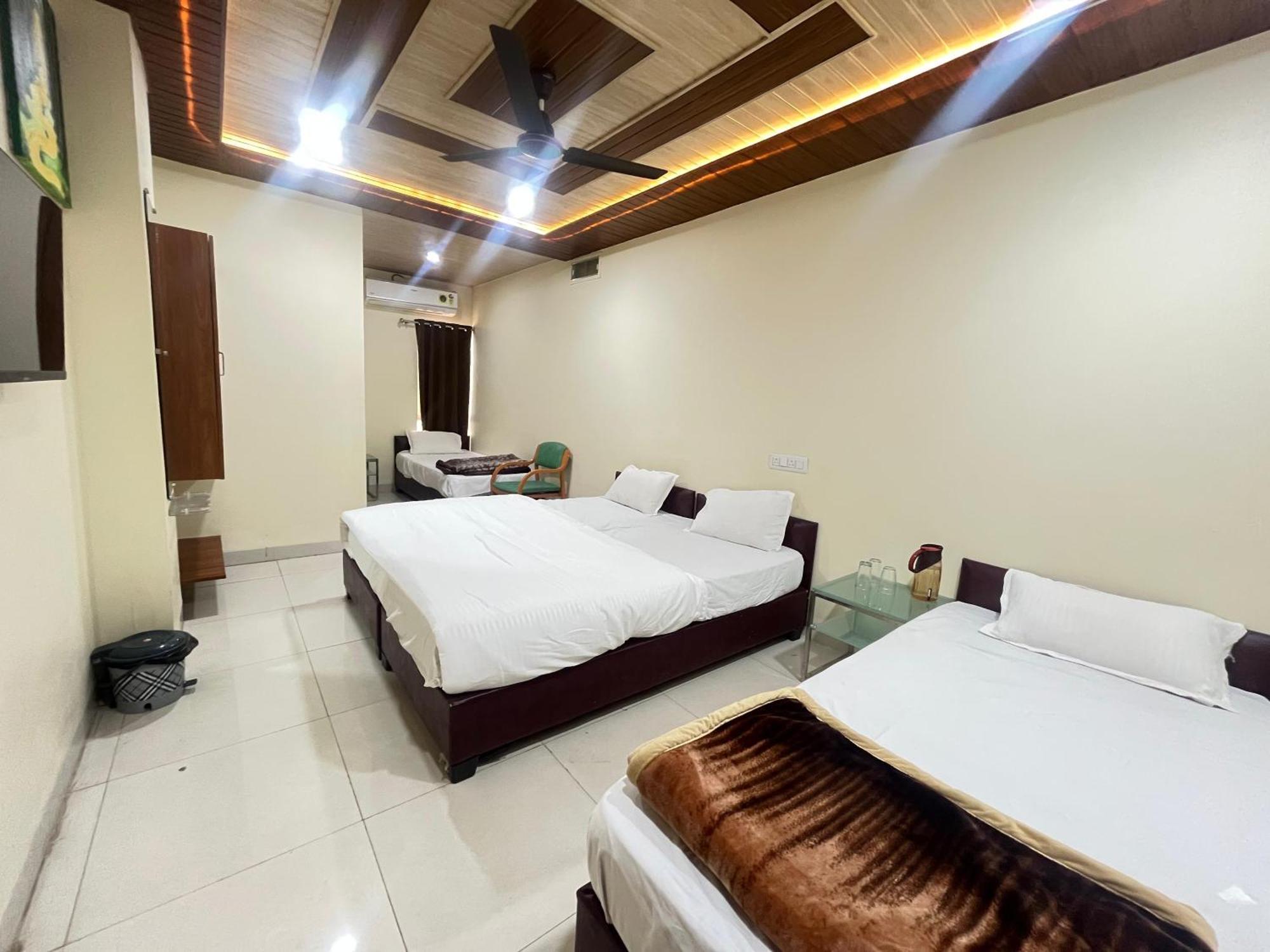 Hotel Shri Shiv Ganga Bhakt Niwas à Ujjain Extérieur photo