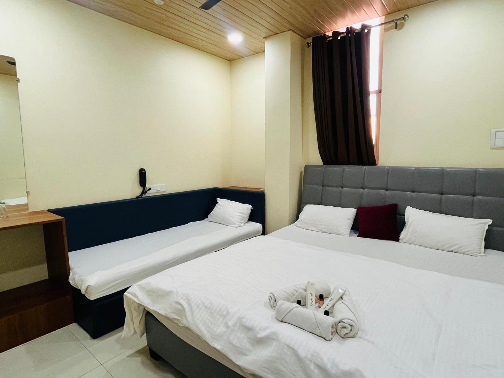 Hotel Shri Shiv Ganga Bhakt Niwas à Ujjain Extérieur photo