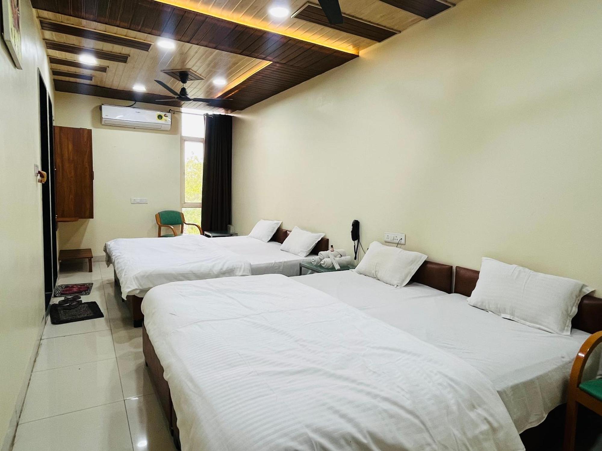 Hotel Shri Shiv Ganga Bhakt Niwas à Ujjain Extérieur photo